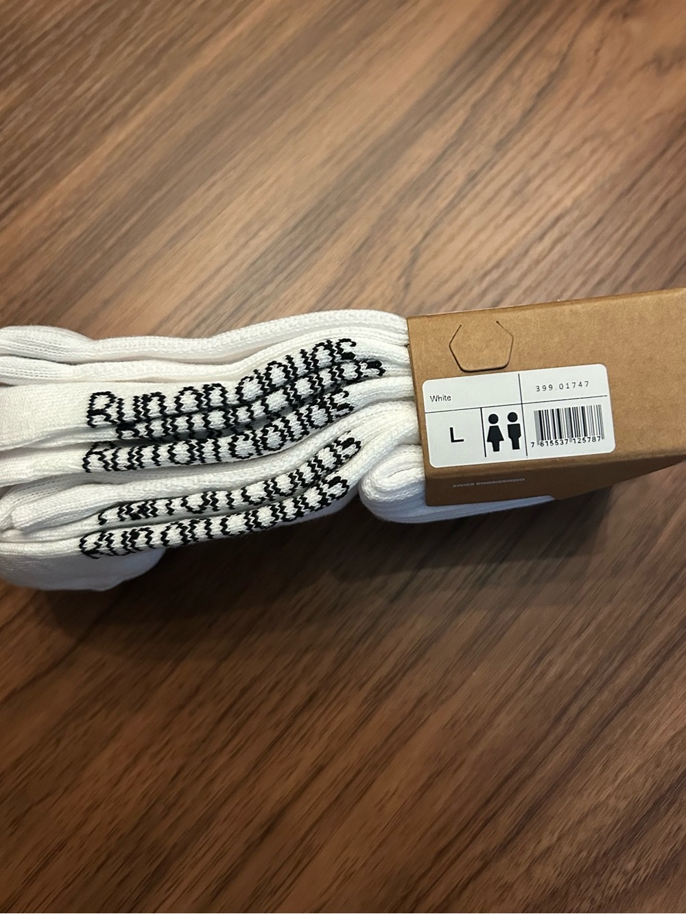 On Running on cloud PACK OF 3 pairs White Crew Socks - Picture 3 of 5